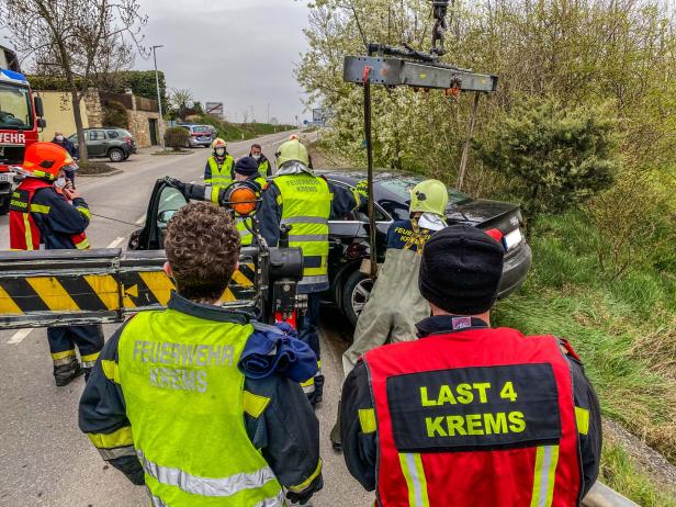 Kremser Feuerwehr bewahrt Auto vor Absturz in Löschteich
