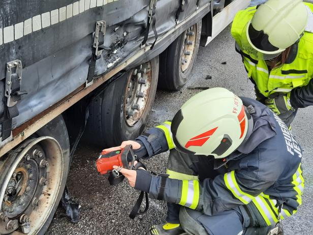NÖ: Ein Verletzter bei Reifen-Explosion eines Lkw