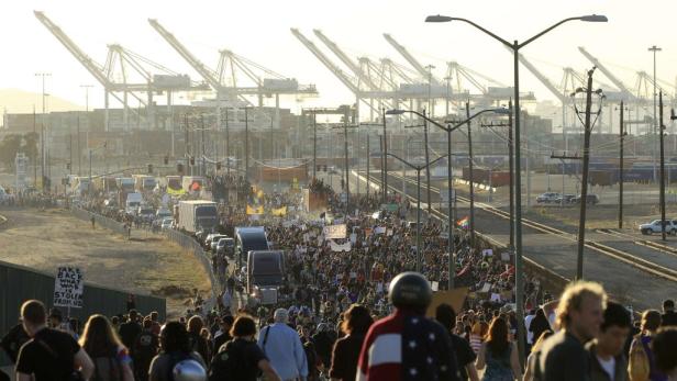 Demonstranten besetzen US-Hafen
