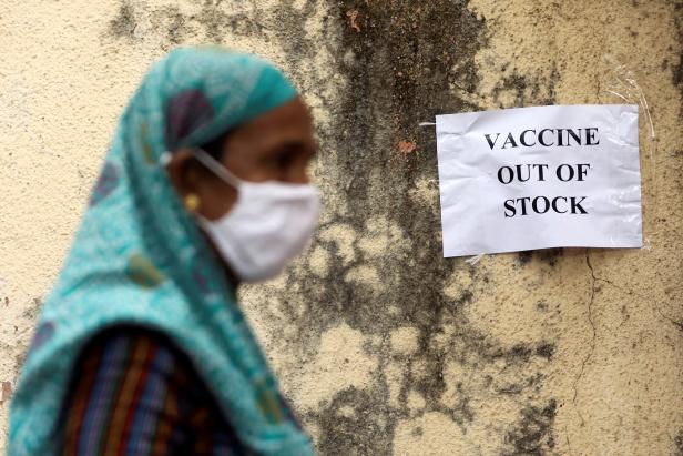 FILE PHOTO: Outbreak of the coronavirus disease (COVID-19) in Mumbai
