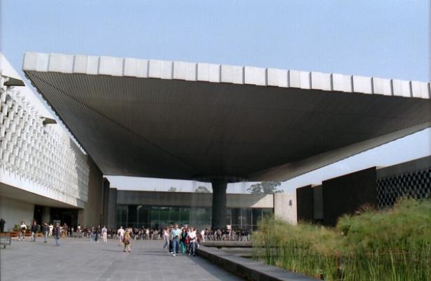 Besucher betreten das Museo Nacional de Antropología in Mexiko-Stadt.