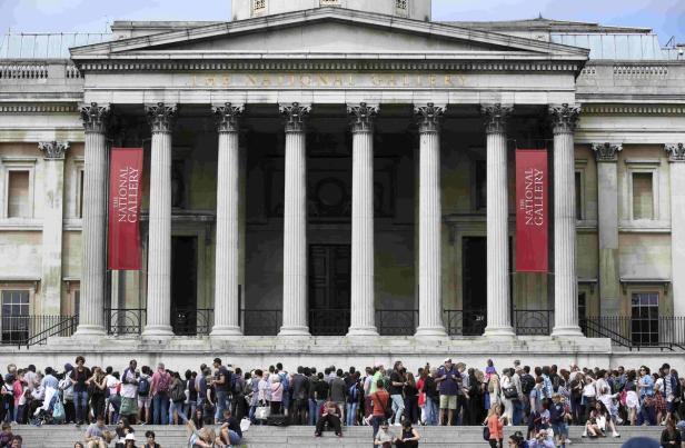 Die National Gallery in London mit vielen Menschen davor.