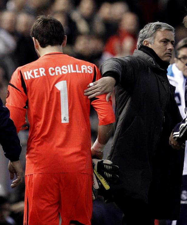 José Mourinho legt Iker Casillas tröstend die Hand auf die Schulter.