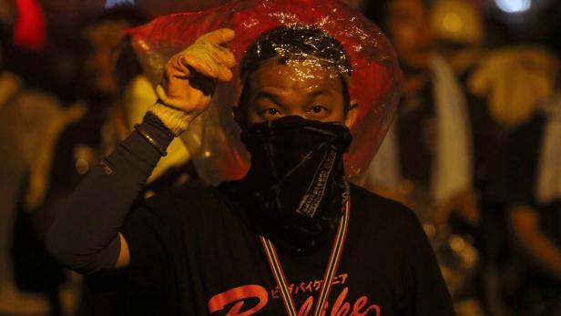 Polizei verteilt Rosen statt Tränengas