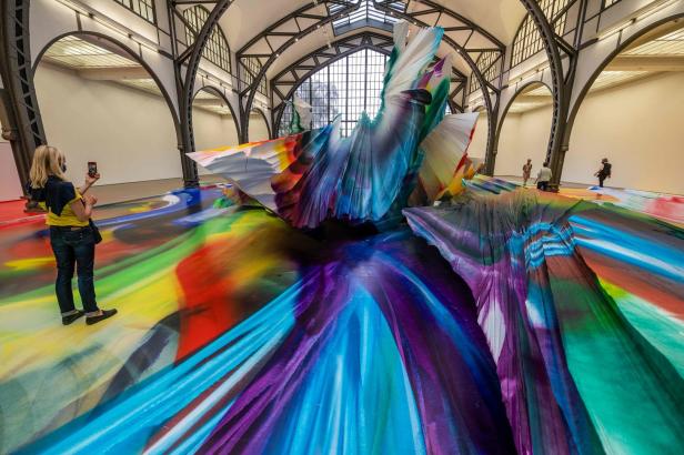 Aus der Ferne auf die Leinwand: Malerin Katharina Grosse in Wien