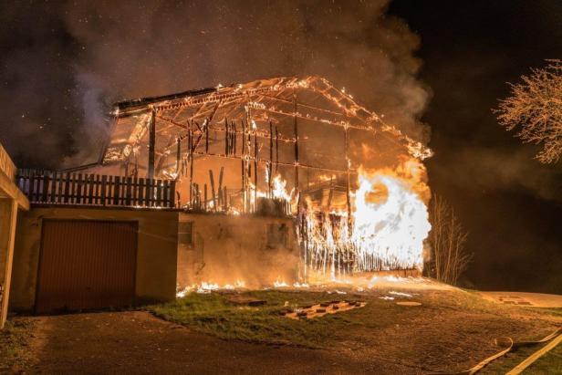 Bauernhof stand in Flammen: Feuerwehrmann verletzt