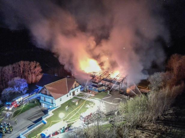 Bauernhof stand in Flammen: Feuerwehrmann verletzt