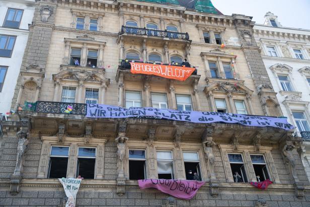 Polizei räumt besetztes Gebäude am Wiener Rathausplatz