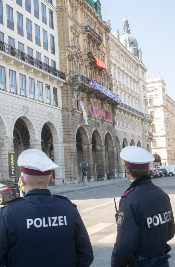 Polizei räumt besetztes Gebäude am Wiener Rathausplatz