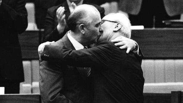 Gorbatschow: Im Westen geliebt, im Osten verhasst