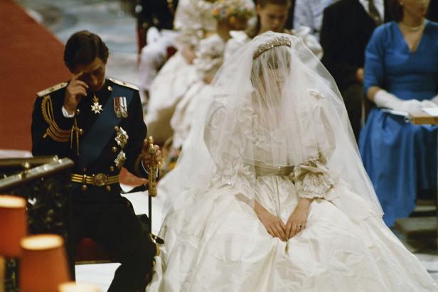 Prinzessin Dianas Hochzeitskleid in Londoner Ausstellung zu sehen