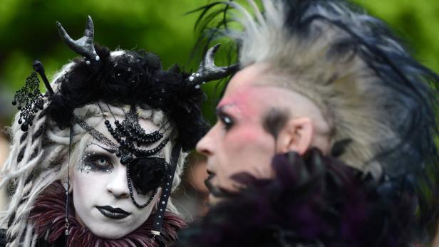 Zwei Personen im Gothic-Look mit aufwendigem Make-up und Kostümen.