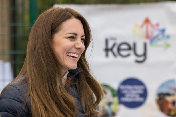Fröhlich wie nie: Herzogin Kate erleidet Lachkrampf beim Golfspielen
