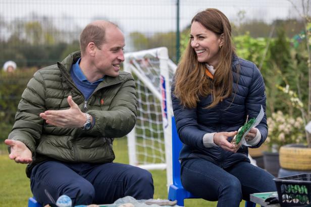 Fröhlich wie nie: Herzogin Kate erleidet Lachkrampf beim Golfspielen