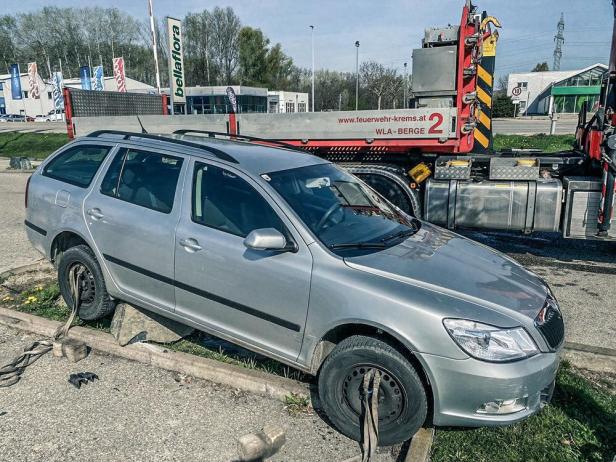 Auto blieb in Kremser Gewerbepark auf Stein hängen