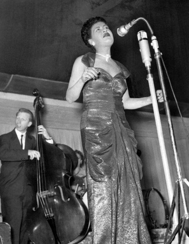 Tritt regelmäßig auf: Billie Holiday Tot, aber live: Whitney Houston auf Tour