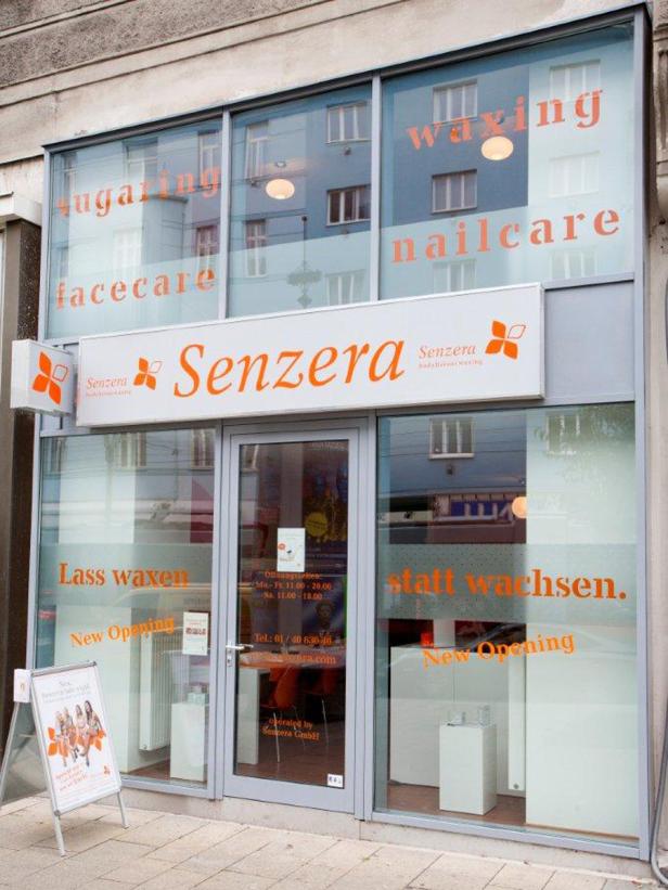 Die Fassade eines Senzera-Studios mit Hinweisen auf Waxing, Sugaring und Nailcare.
