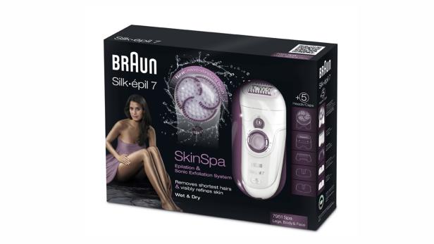 Die Verpackung des Braun Silk-épil 7 SkinSpa Epilierers mit verschiedenen Aufsätzen.