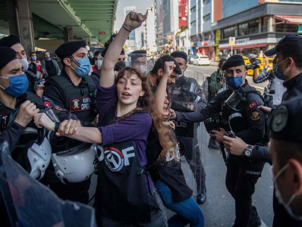 Gewaltsame Ausschreitungen in Istanbul, Paris und Berlin am 1. Mai
