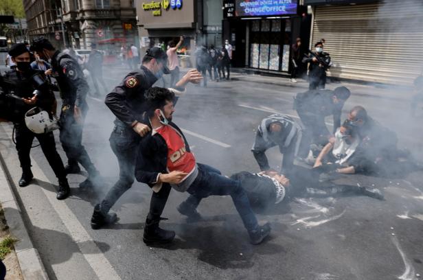 Gewaltsame Ausschreitungen in Istanbul, Paris und Berlin am 1. Mai