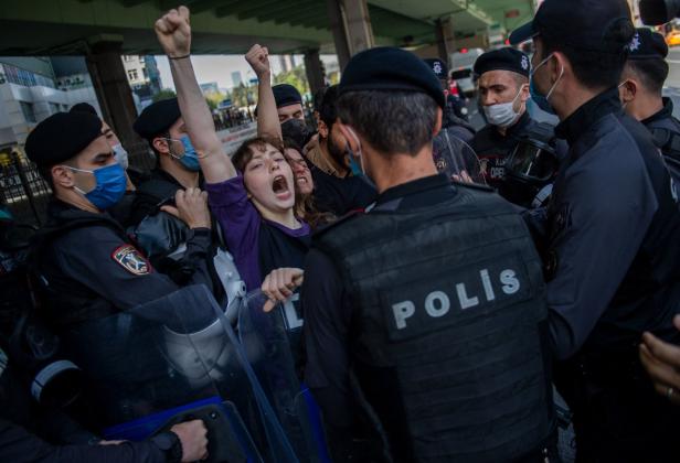 Gewaltsame Ausschreitungen in Istanbul, Paris und Berlin am 1. Mai