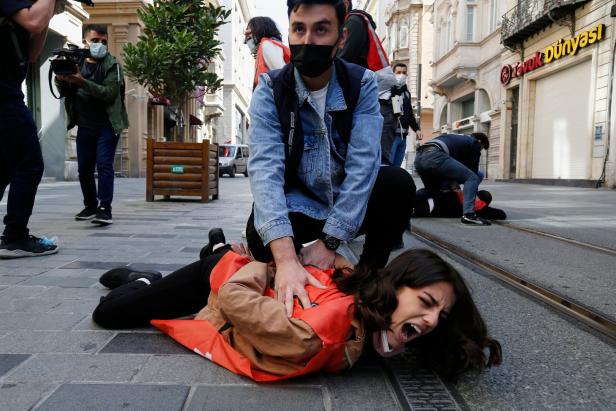 Gewaltsame Ausschreitungen in Istanbul, Paris und Berlin am 1. Mai