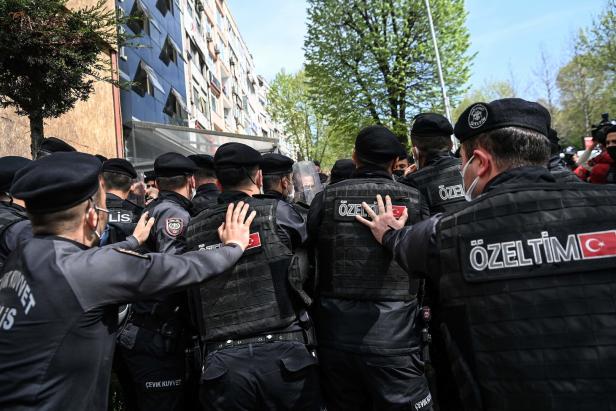 Gewaltsame Ausschreitungen in Istanbul, Paris und Berlin am 1. Mai