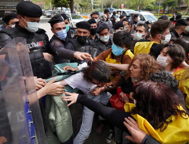 Gewaltsame Ausschreitungen in Istanbul, Paris und Berlin am 1. Mai
