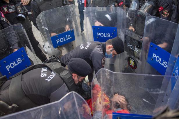 Gewaltsame Ausschreitungen in Istanbul, Paris und Berlin am 1. Mai