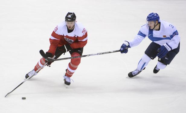Zwei Eishockeyspieler in Aktion auf dem Eis.