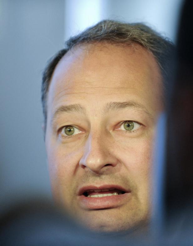 Das Gesicht eines Mannes mit besorgtem Ausdruck.