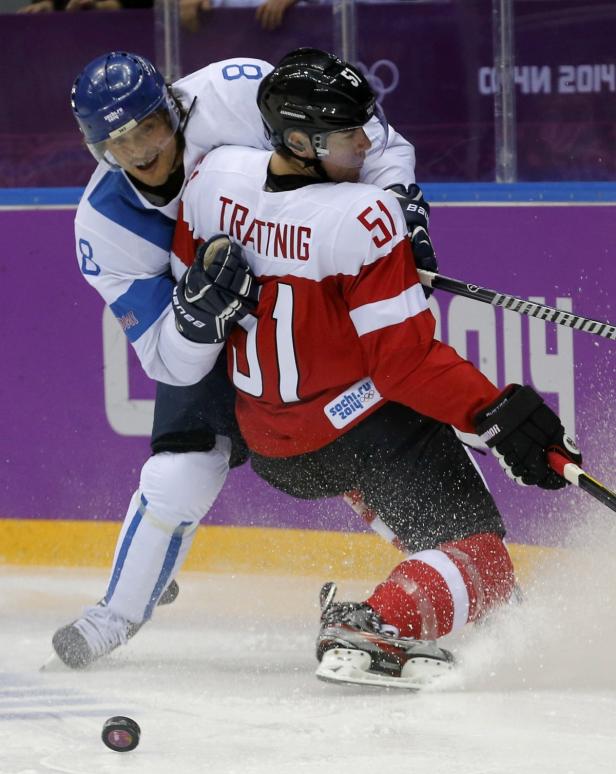 Ein finnischer Hockeyspieler umarmt einen österreichischen Spieler namens Tratnig während eines Spiels in Sotschi 2014.