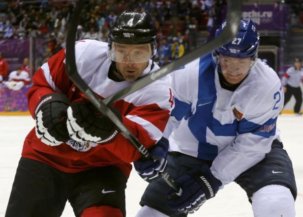 Zwei Eishockeyspieler im Zweikampf während eines Spiels.