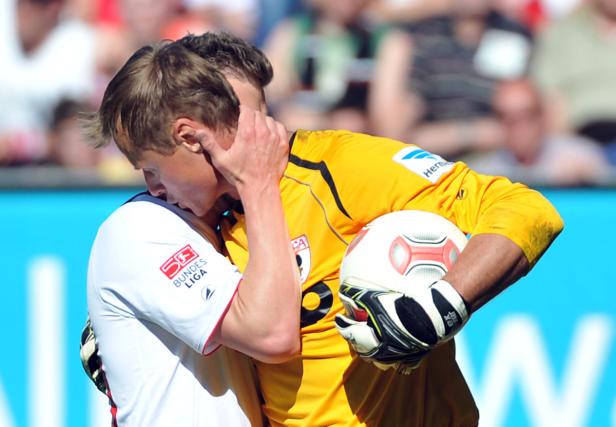 Manninger war für Augsburg der nötige Rückhalt im Abstiegskampf. Zwei Fußballspieler umarmen sich auf dem Spielfeld.