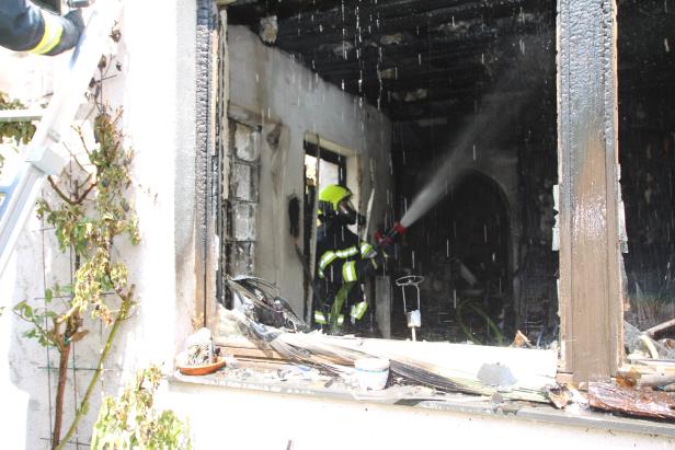Ex-Stadtrat rettete 85-Jährige aus brennendem Haus in NÖ