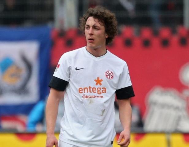 Ein junger Mann im Trikot des 1. FSV Mainz 05.