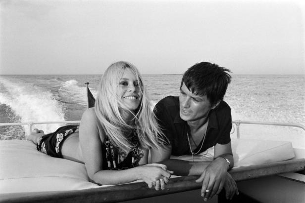 Brigitte Bardot und Alain Delon entspannen auf einer Yacht.