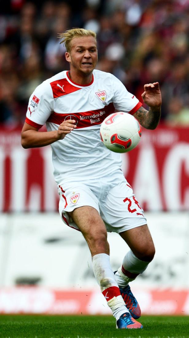 Ein Fußballspieler des VfB Stuttgart mit dem Ball am Fuß.