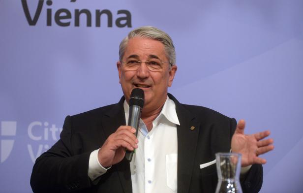 SPÖ-Bezirksvorsteher Ernst Nevrivy steht wegen der Umwidmung seines Kleigarten in der Kritik