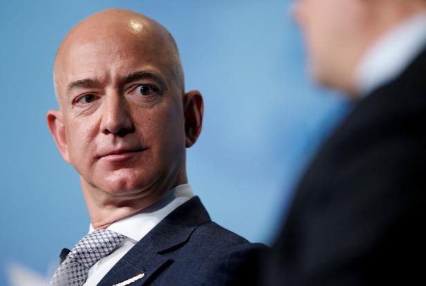 Firma von Amazon-Chef Bezos versteigert Flug ins All
