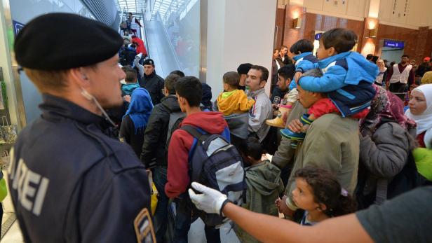 Züge stehen still: Flüchtlinge zu Fuß über West-Grenze