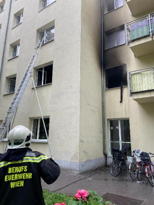 Großeinsatz in Wien: 18 Menschen aus brennendem Haus gerettet