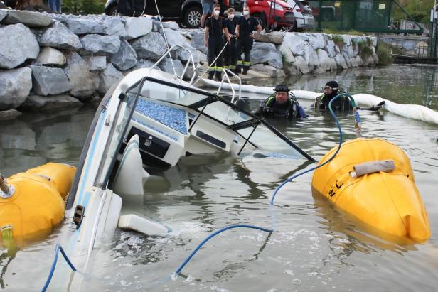 Feuerwehreinsatz in Krems: Sportboot wollte U-Boot werden