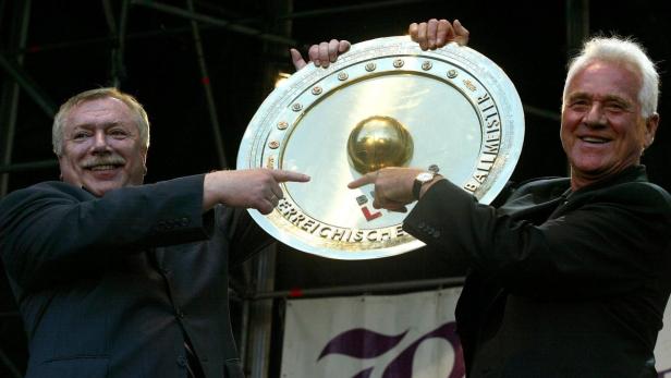 Zwei Männer präsentieren die österreichische Fußball-Meisterschale.