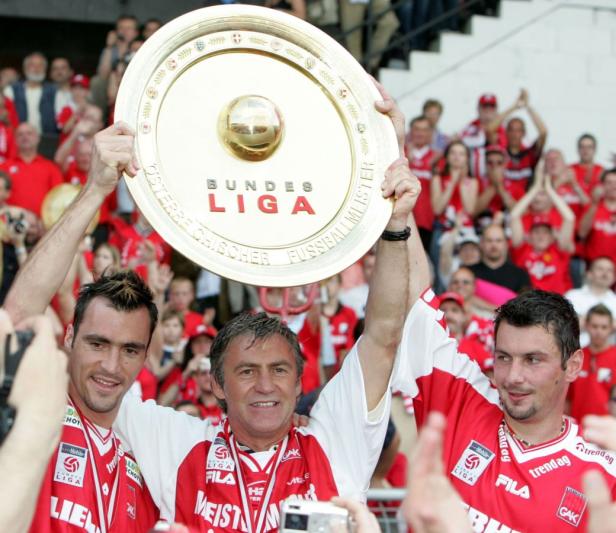 Drei Männer halten die Meisterschale der österreichischen Fußball-Bundesliga in die Höhe.