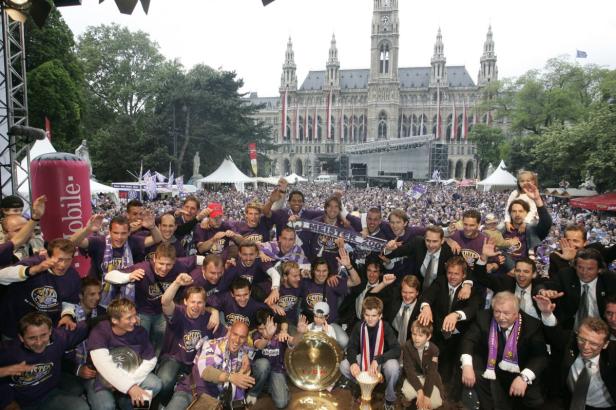 Die Mannschaft von Austria Wien feiert mit der Meisterschale vor dem Wiener Rathaus.