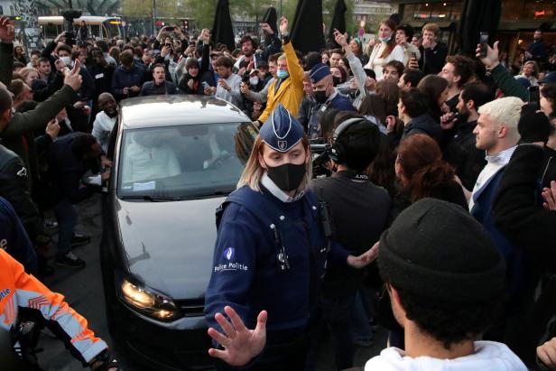Ende des Lockdowns startet in Brüssel mit illegaler Massenparty