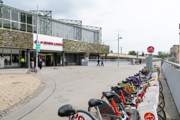 Spittelau: Liebesbaum und vertikale Wiese auf neuem U-Bahn-Vorplatz