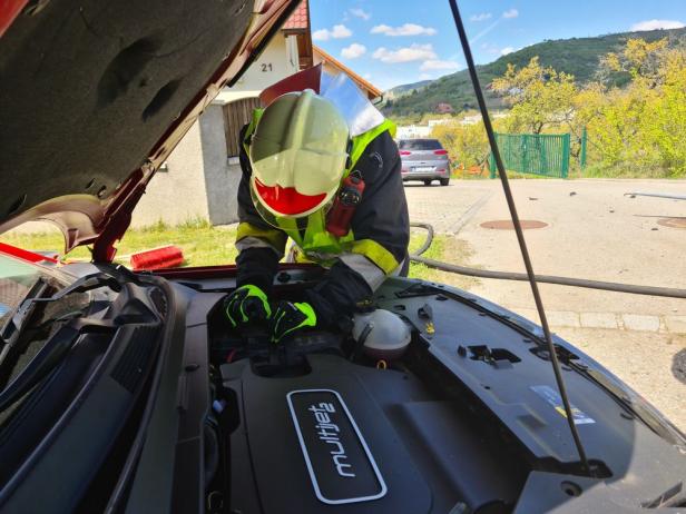 Feuerwehr Krems im Einsatz: Pkw-Lenker prallte gegen Lichtmast
