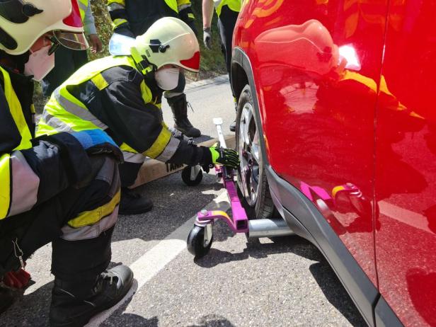 Feuerwehr Krems im Einsatz: Pkw-Lenker prallte gegen Lichtmast